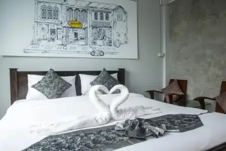 Beehive Phuket Old Town Hostel - 0