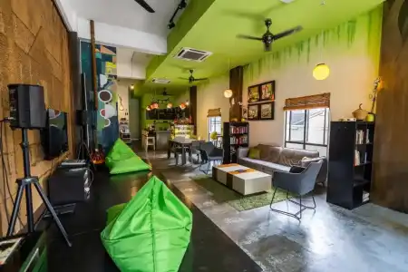 PODs The Backpackers Home & Cafe - 13