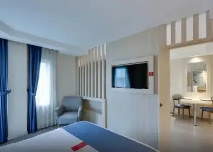 Ramada by Wyndham Old City - 73