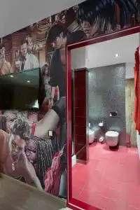 De Gaulle Boutique - 15