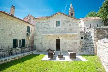 and Restaurant CONTE - 100