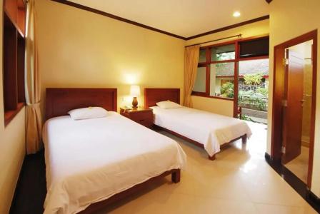 Yulia Beach Inn Kuta - 11