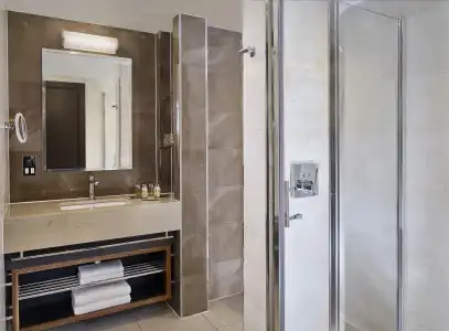 DoubleTree by Hilton London West End - 11
