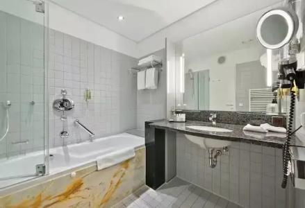 DoubleTree by Hilton Hannover Schweizerhof - 53