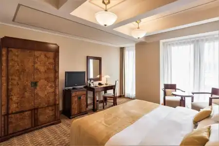 Majestic Plaza - 43