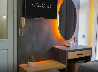 Anna Queen - 24
