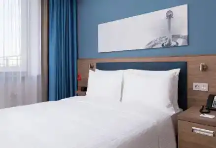 Hampton by Hilton Triumphal Arch - 12