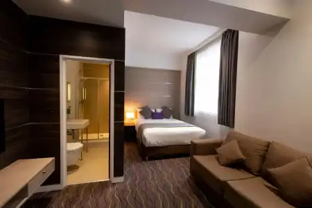The Wesley Euston - 65