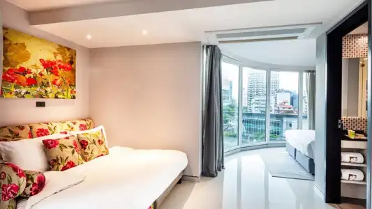 Clover Asoke - 70