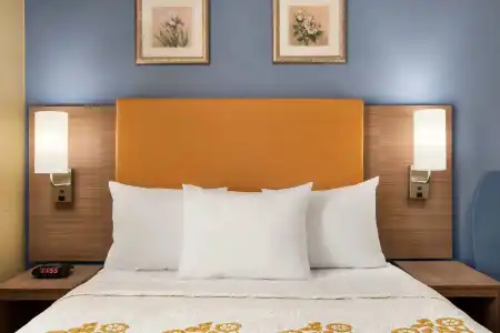 Days Inn by Wyndham Long Island City - 17