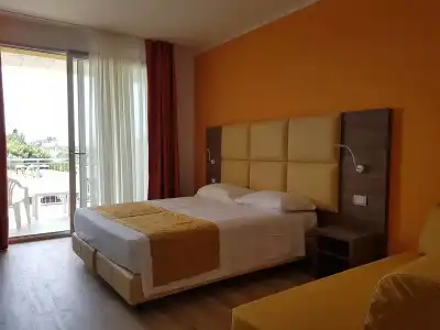 Bella Lazise - 54