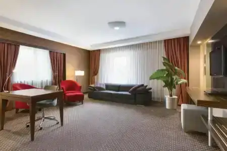 Ramada Plaza by Wyndham - 40