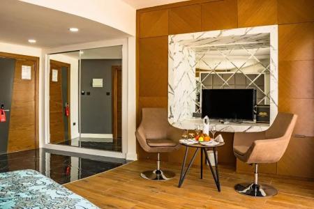 Novel Centre Point - 12