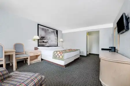 Super 8 by Wyndham Niagara Falls North - 12