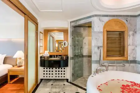 Royal Wing Suites & Spa Pattaya - 7