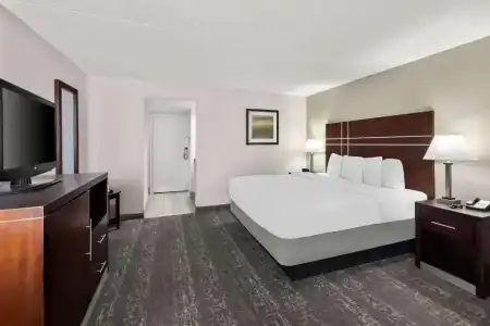 Best Western Luxbury Inn Fort Wayne - 35