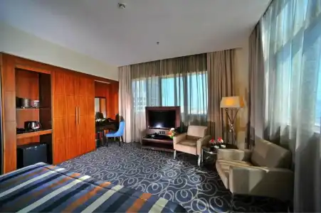 Ramada by Wyndham Abu Dhabi Corniche - 40