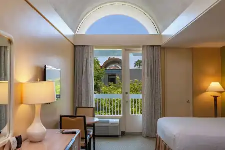 Howard Johnson by Wyndham Anaheim and Water Playground - 18