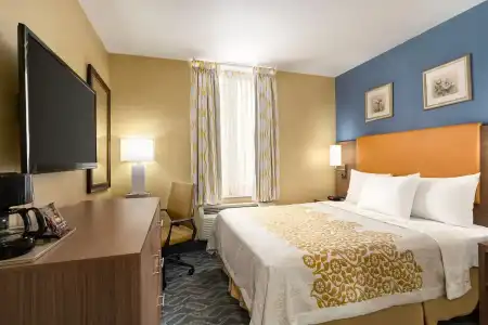Days Inn by Wyndham Long Island City - 19