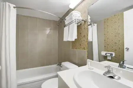 Super 8 by Wyndham Niagara Falls North - 13