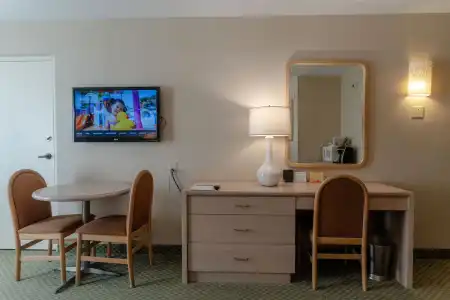 Howard Johnson by Wyndham Anaheim and Water Playground - 88