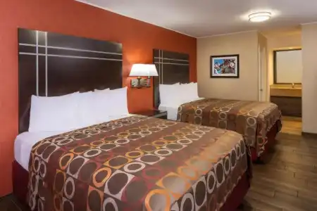 Best Western Plus Raffles Inn & Suites - 35