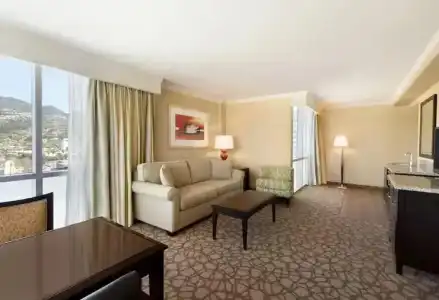 Embassy Suites Los Angeles - Glendale - 37