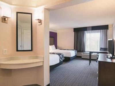 La Quinta Inn & Suites by Wyndham Denver Airport DIA - 32