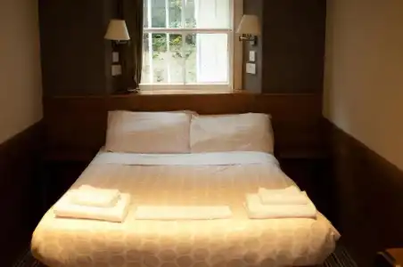 Edinburgh House - 17
