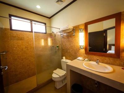 Yulia Beach Inn Kuta - 14