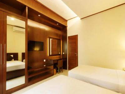 Yulia Beach Inn Kuta - 43