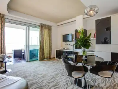 Premier & Suites - 66