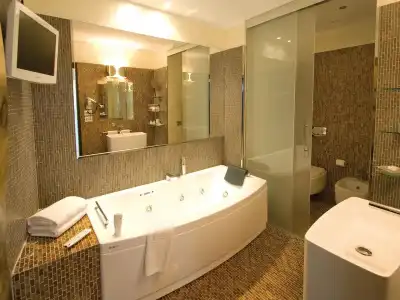 Premier & Suites - 79