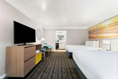 Days Inn by Wyndham San Diego Circle - 37