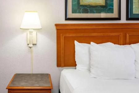 La Quinta Inn by Wyndham El Paso West - 26