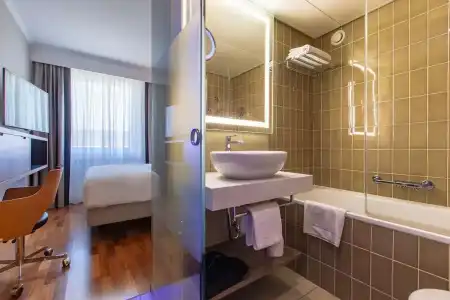 Radisson Blu, - 48