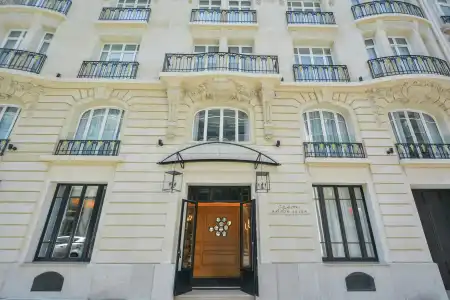 Maison Astor Paris, Curio Collection by Hilton - 0