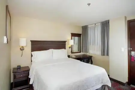 Hampton Inn & Suites by Hilton Mexico City - Centro Historico - 10