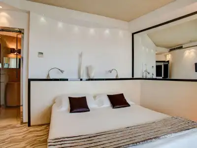Premier & Suites - 65