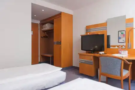 Ramada by Wyndham Dresden - 30