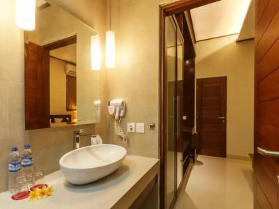 Yulia Beach Inn Kuta - 44