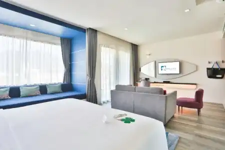 Clover Patong - 74