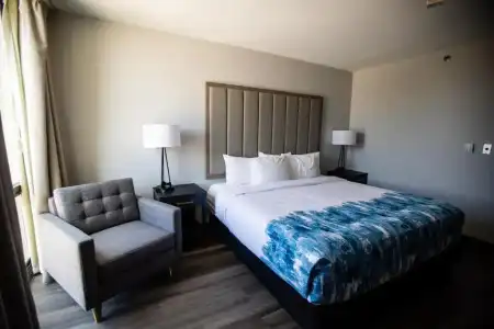La Quinta Inn & Suites by Wyndham Dallas I-35 Walnut Hill Ln - 35