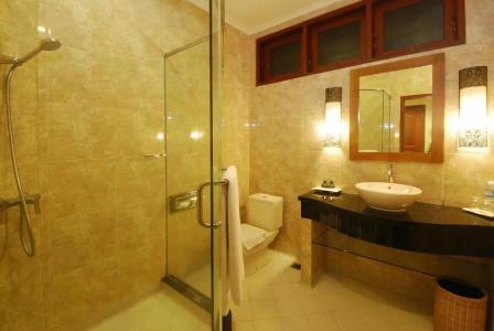 Yulia Beach Inn Kuta - 10