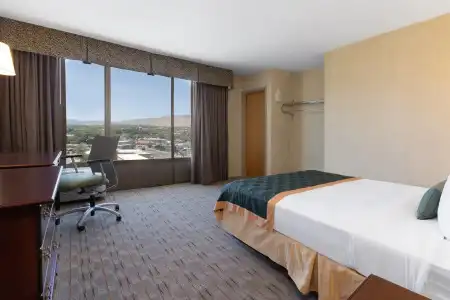 Ramada by Wyndham Reno and Casino - 10