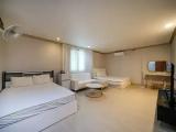 1 Bedroom Standard Family room with city view