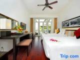 Standard Family room with garden view