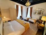 Classic Quadruple room with canal view
