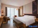 2 Bedrooms Standard Family room with golf view