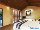 2 Bedrooms Standard Family room with courtyard view